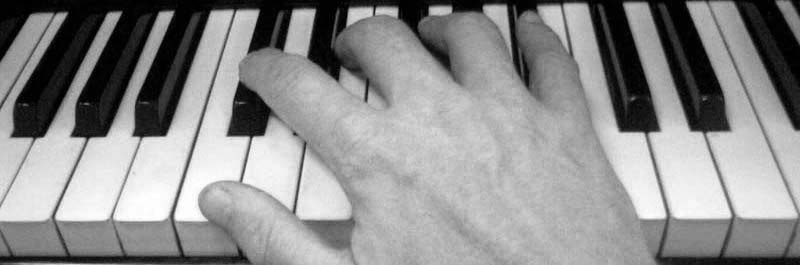 toetsen van een piano en een hand